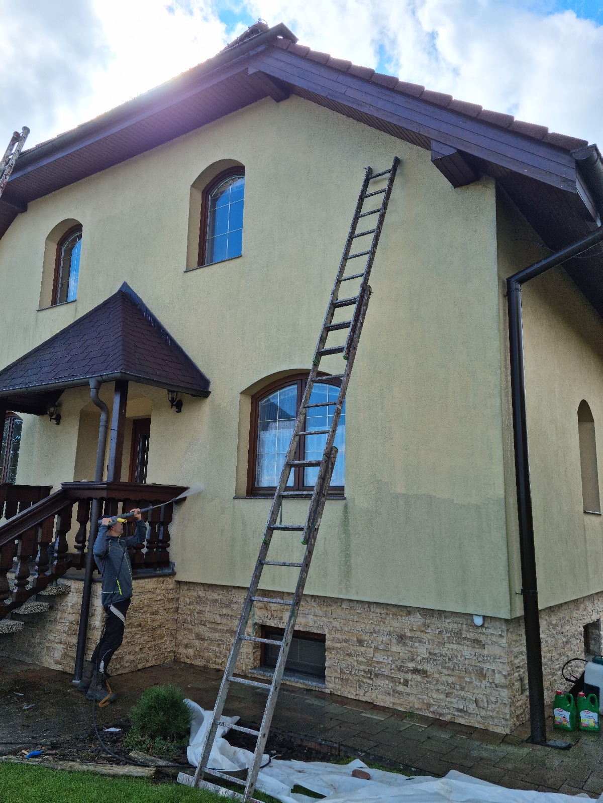 Renovácia fasády rodinného domu s tradičnými metódami